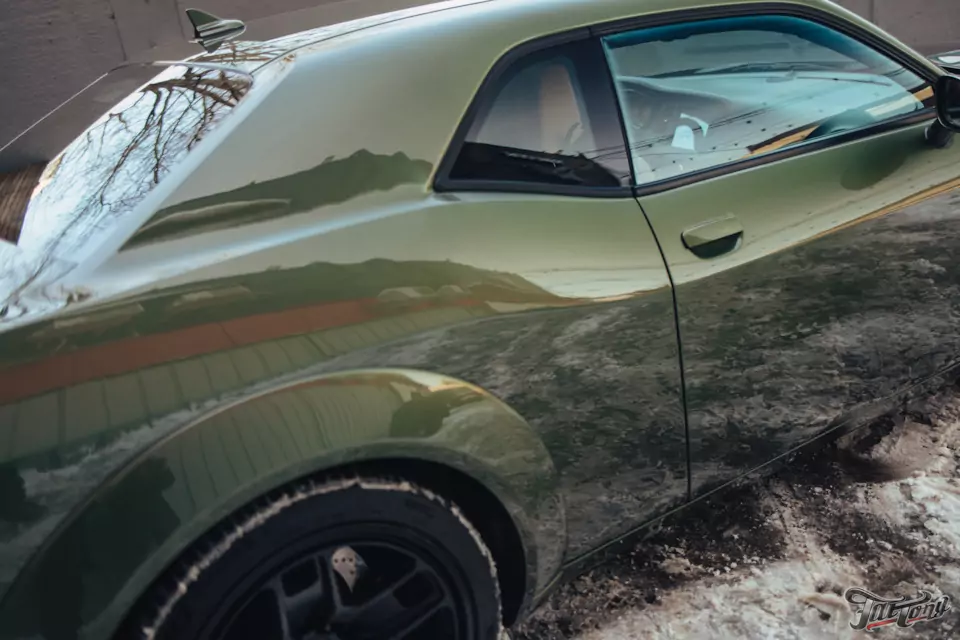 Восстановили крыло Dodge Challenger R/T Scatpack по технологии PDR и заново забронировали полиуретаном